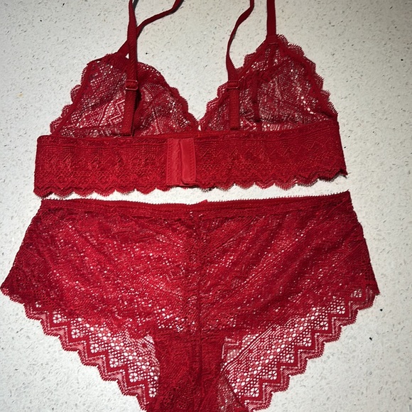 Red lace geo bra and panty set - Picture 4 of 4